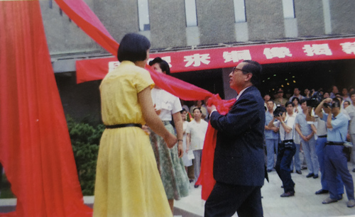 乔石为铜像揭幕