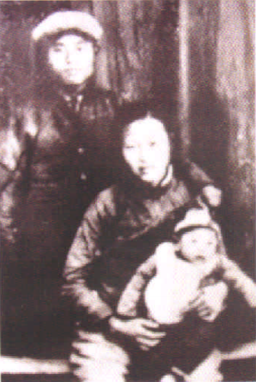 1938年，朱刚与妻儿抵达延安时合影