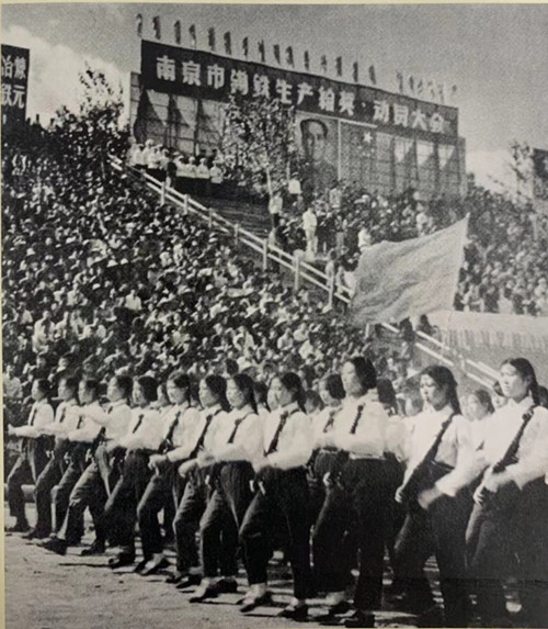 1958年10月7日，在钢铁生产给奖、动员大会上受奖的民兵接受检阅