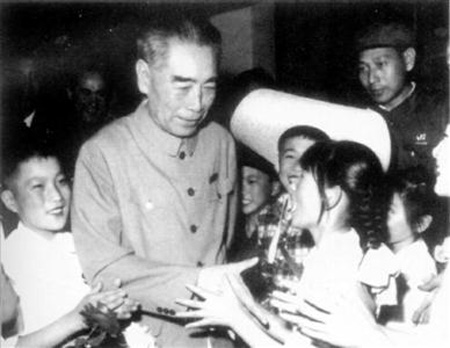 1971年6月5日，周恩来陪同外宾观看“小红花”演出，并接见“小红花”演员