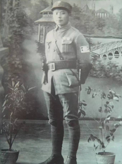 1937年龙飞虎身着八路军军装照