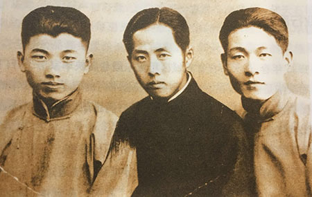 1935年9月，任天石（中）在上海中国医学院时与同学合影