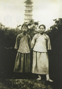 学生时代的郭纲琳（右）与堂姐合影