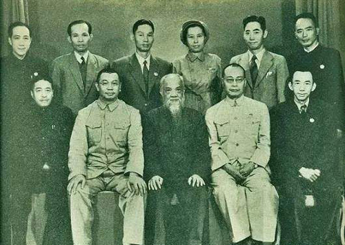 1949年9月，王昆仑（前排右一）参加新政协