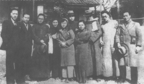 王昆仑（左一）与救国会代表合影