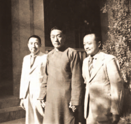 南京情报组成员李德生（中）与汪锦元（左一）、陈一峰（左三）