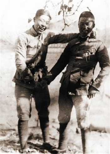 1938年，王近山（右）与陈锡联在晋东南合影