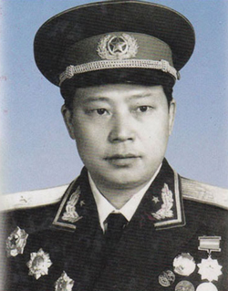 1955年，龙飞虎被授予少将军衔