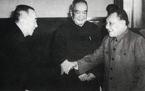 邓小平和民革中央主席王昆仑（左一）、民建中央副主席胡子昂（左二）