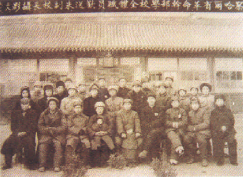 1949年2月，朱刚（首排中）告别察哈尔省革命干部学校