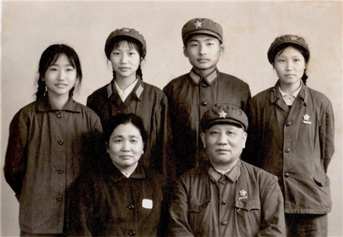 1969年，唐亮、张锐和军兴、军光、军严、军宏在南京