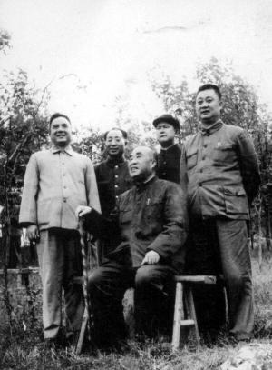刘奎（右二）与朱德合影