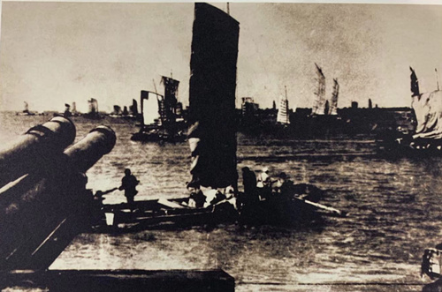 1949年4月21日，解放军炮兵掩护渡江