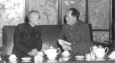 1953年2月毛泽东和林学家梁希交谈