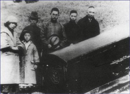 1931年12月，在觅回邓演达遗体后，亲属在棺木旁默哀。