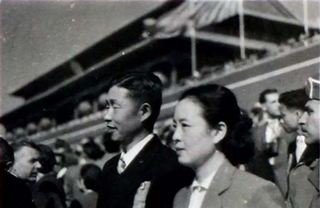 郑律成和丁雪松夫妇在天安门观礼台上