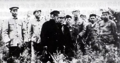 1953年梁希（左三）在陕北考察黄河中游水土保持