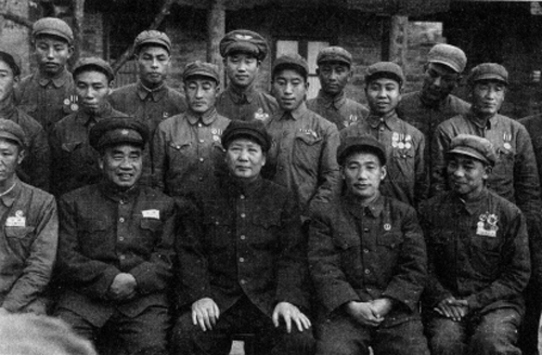 1951年10月毛泽东和朱德接见志愿军战斗英雄国庆节观礼代表团全体成员（前排右二为杜平）