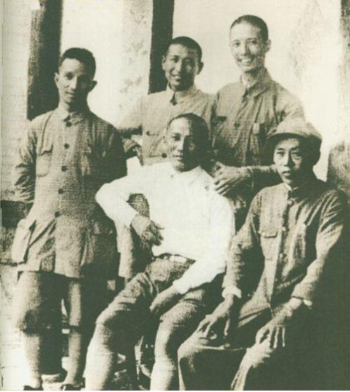 1948年10月，粟裕（左起）、钟期光、唐亮、张震、陶勇在华东野战军前委扩大会议
