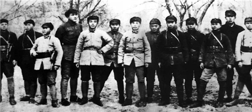 1936年底，红一军团第二师部分领导于宁夏同心地区留影。参谋长熊伯涛（左四）、政委萧华（左五）、政治部副主任唐亮（左六）、师长杨德志（左七）