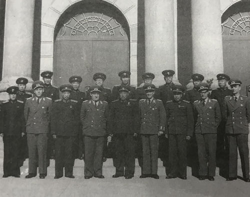 雷绍康（前排左五）与到访的民主德国军事代表团合影