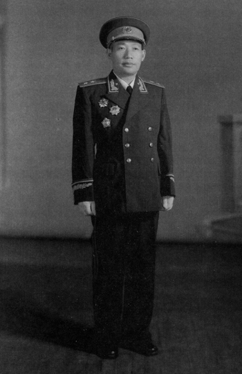 1955年杜平佩戴三个勋章的军衔照