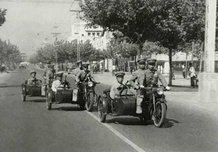 解放初，南京武装巡逻的公安人员