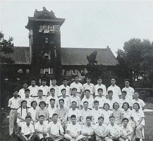 1957年南京大学物理系合影（第2排右6为程开甲）