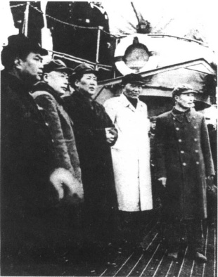 毛泽东在张爱萍（右一）、罗瑞卿（右二）、陈毅（左二）、康志强（左一）陪同下视察“南昌号”军舰（摄于1953年）