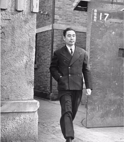 1946 年，周恩来在梅园新村17 号大门前