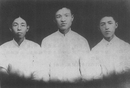 1920年7月，沈雁冰（左）在上海与赴日、美留学的张闻天（中）、沈泽民（右）临别合影