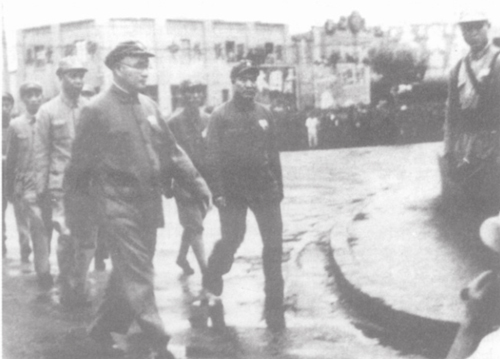 1949年4月，刘伯承（前左一）等步入庆祝南京解放大会会场