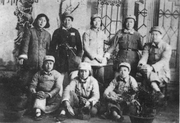 长江支队队员在总统府前合影