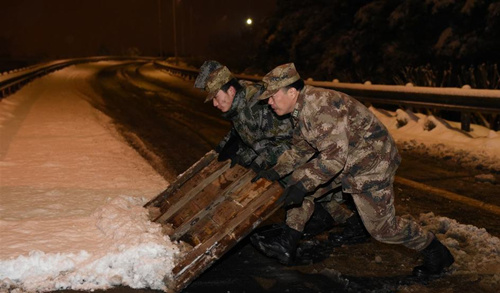 2018年，“临汾旅”旅长刘勇同战士们一同在街头扫雪除冰
