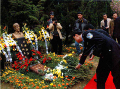 2007年4月5日，薛爱苹烈士铜像落成仪式在雨花台功德园举行