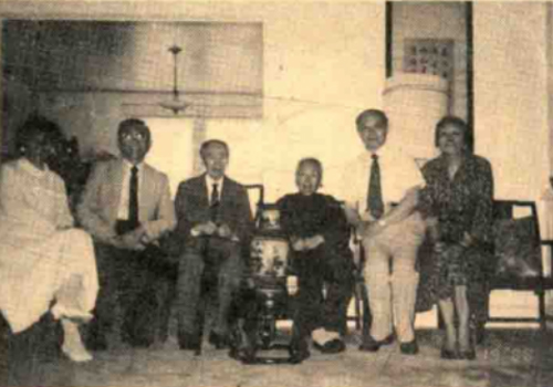 1988年5月19日，傅泾波家中，中间桌上为周恩来赠送给司徒雷登的花瓶
