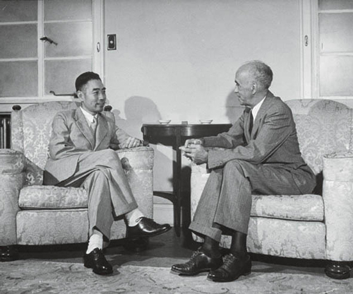 1946年，周恩来在南京会见司徒雷登