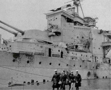 遭到炮击的“伦敦”号,可见舰体上到处都是弹痕
