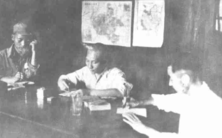 1948年6月，开封前线指挥部，唐亮（中）、陈其五（左）、王辅一（右）