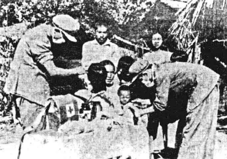黎介寿（左一）在朝鲜战场救治伤员