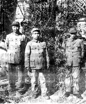 陈士榘（左一）在渡江战役前夕