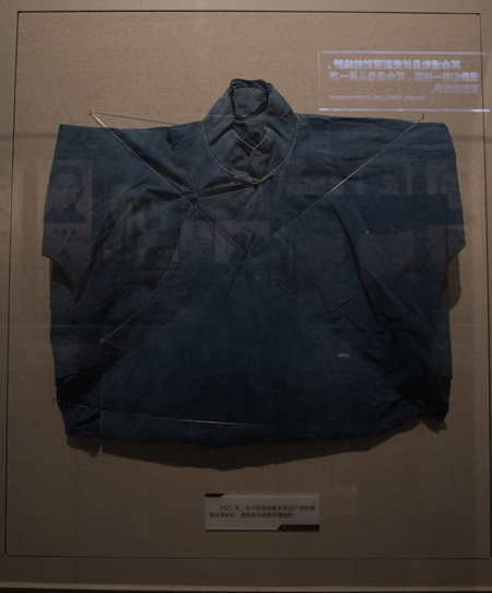 1925年，冷少农告别家乡前往广州时穿的土布长衫，是母亲为他亲手缝制的