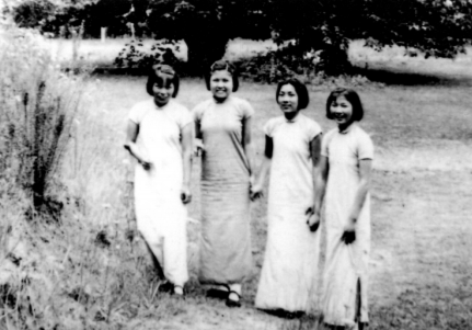 左起：王秀琪、朱为捐、吴静华、姜秀英在金陵女大附中校园的山上合影