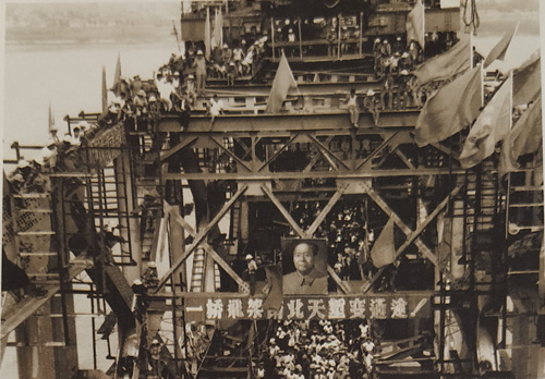 1967年，南京长江大桥正桥钢梁合龙