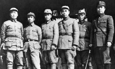 1939年，周恩来与叶挺、陈毅、粟裕等同志在皖南云岭