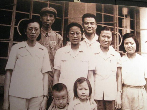 1952年，陈修良（左一）和中共南京地下党情报系统负责人合影