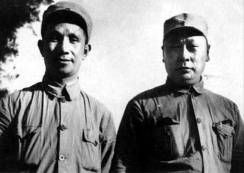 粟裕和陈毅的合照，正是他们的部队击败并俘获了郝鹏举。