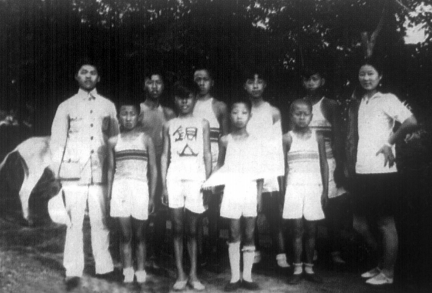 1935 年, 王苹( 右) 在江宁县铜山小学教书