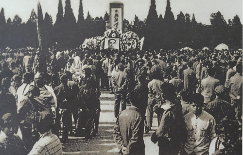 1976年清明节前南京人民在雨花台悼念周恩来