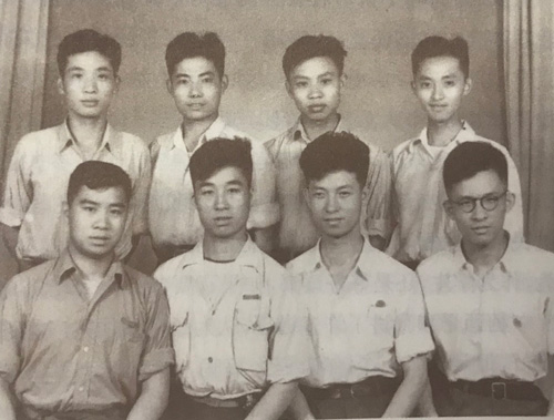 1949年刚解放时，陶子平（前排左一）等8位从事党的地下工作的同志合影